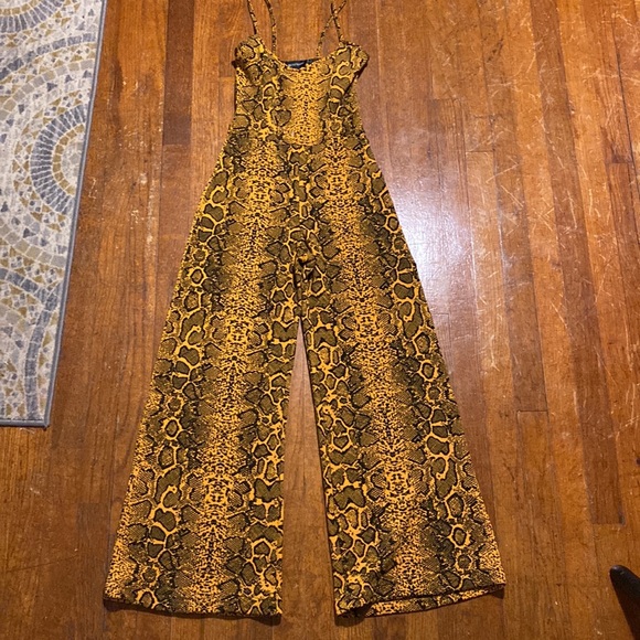 PrettyLittleThing Animal Print Gold Jumpsuit Without Belt - Picture 2 of 10